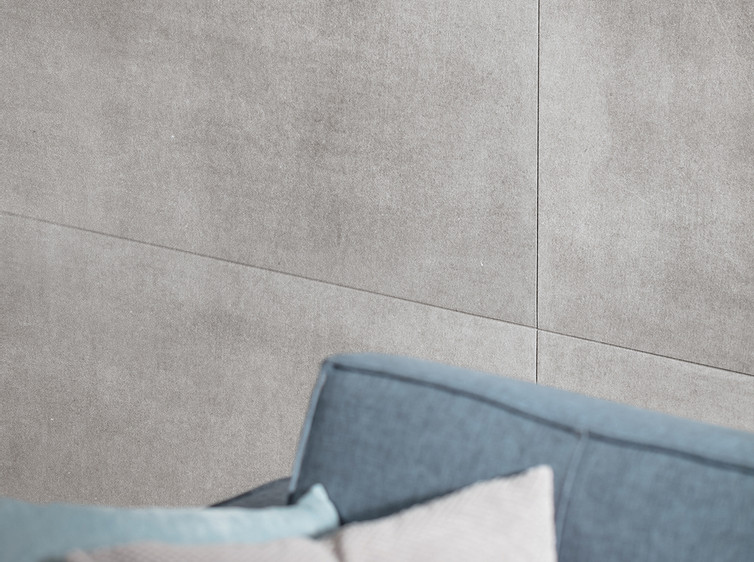 RAKO | Imitace industriálního betonu s charakteristickým rámováním v šedé barvě.