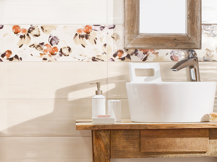 RAKO | Koupelna s lehce taženým stěrkovaným reliéfem ve světle béžové barvě. Květinová dekorace ve vícebarevném odstínu. 