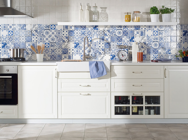 RAKO | Kuchyně s majolikovým dekorem v modré barvě.