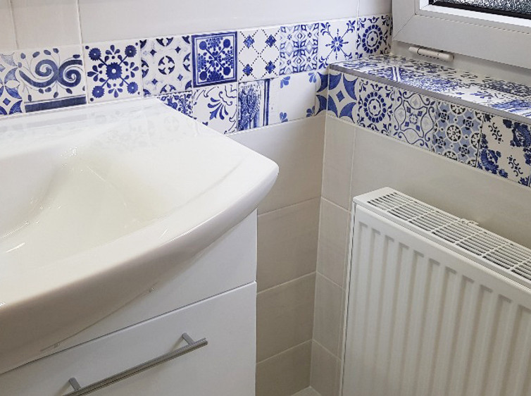 RAKO | Detail majolikové dekorace v modré barvě v koupelnovém prostoru.