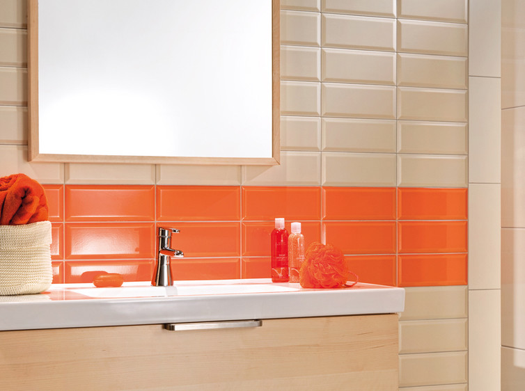RAKO | Koupelna v kombinaci béžové a oranžové barvě a v různých formátech.