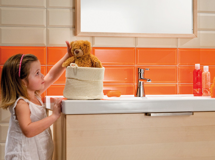 RAKO | Koupelna v kombinaci béžové a oranžové barvě a v různých formátech.