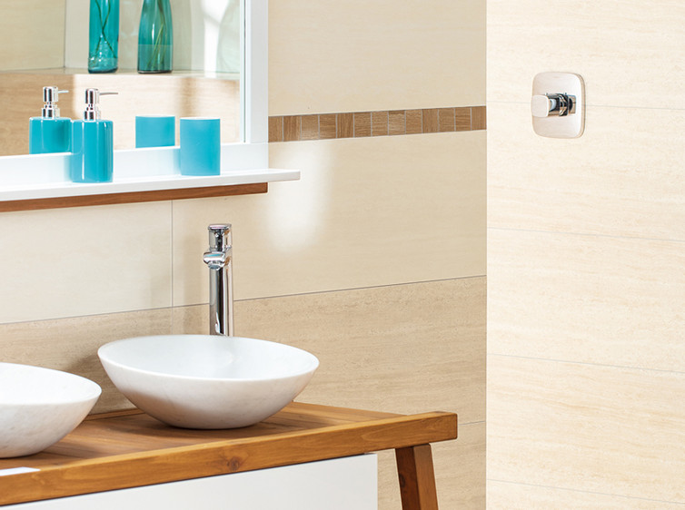 RAKO | Koupelna s imitací travertinu v béžových odstínech. Na zemi dlažba a na zdi jako doplněk mozaika s imitací dřeva.