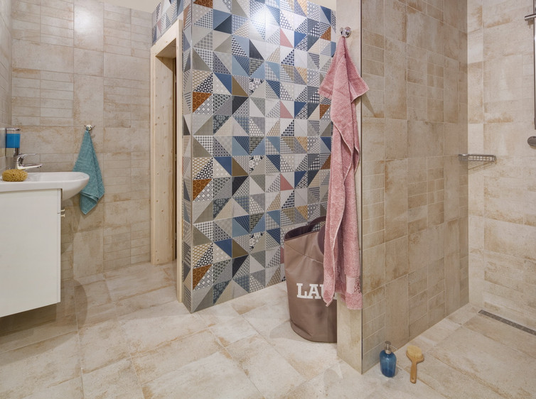 RAKO | Koupelna vytvořená ze série Siena ve světle béžové barvě, z formátů 22,5 x 22,5, 22,5 x 45 a 45x45 cm. Doplněna o sérii Deco.