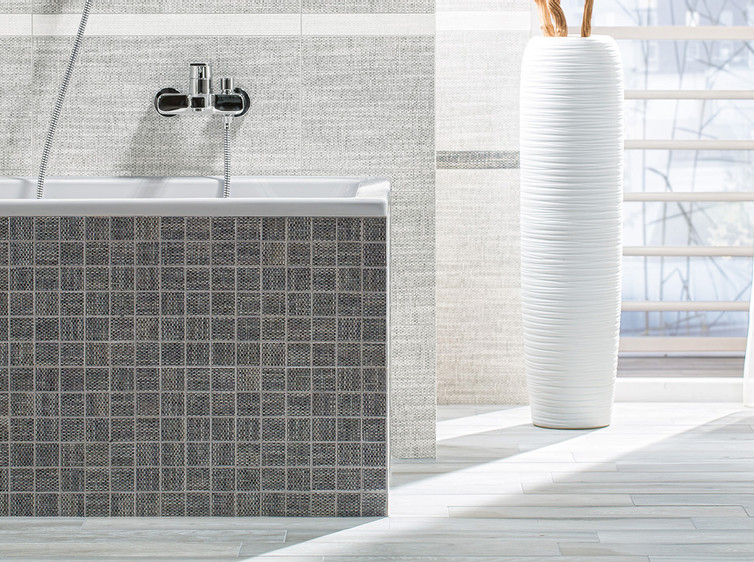 RAKO | Koupelna v šedé barvě s reliéfní strukturou a designem tkaniny.