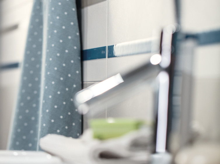 Série Blend | bílý obklad s dekorem pruhů