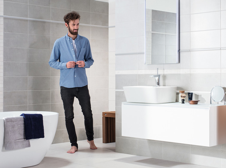 RAKO | Koupelna s kombinací formátů v bílé a šedé barvě s imitací betonové stěrky.