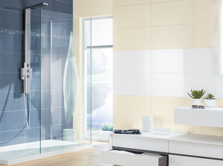 RAKO | Koupelna v kombinaci modré, bílé a světle béžové barvy. Doplněno o dekorované obklady a mozaiku.
