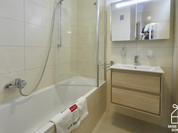 RAKO | Koupelna v kombinaci světle a tmavě béžové barvy a dekoru.