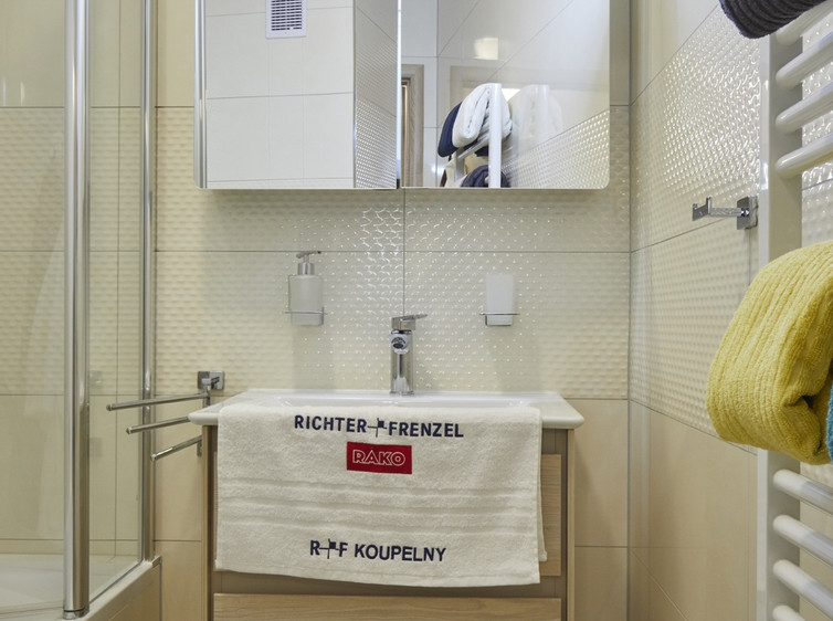 RAKO | Koupelna v kombinaci světle a tmavě béžové barvy a dekoru.