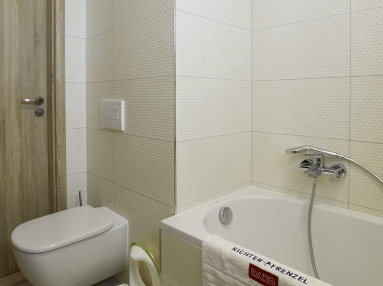 RAKO | Koupelna v kombinaci světle a tmavě béžové barvy a dekoru.