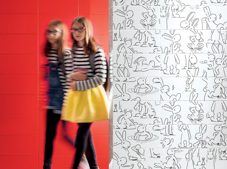 RAKO | Obklady s dekorem animovaných králíků Bob a Bobek. Kombinace s červeným obkladem ze série COLOR ONE.