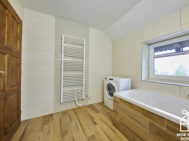RAKO | Koupelna s obklady s plastickým povrchem a obklady v designu lícové cihly v béžové barvě a v kombinaci s designem dřeva.