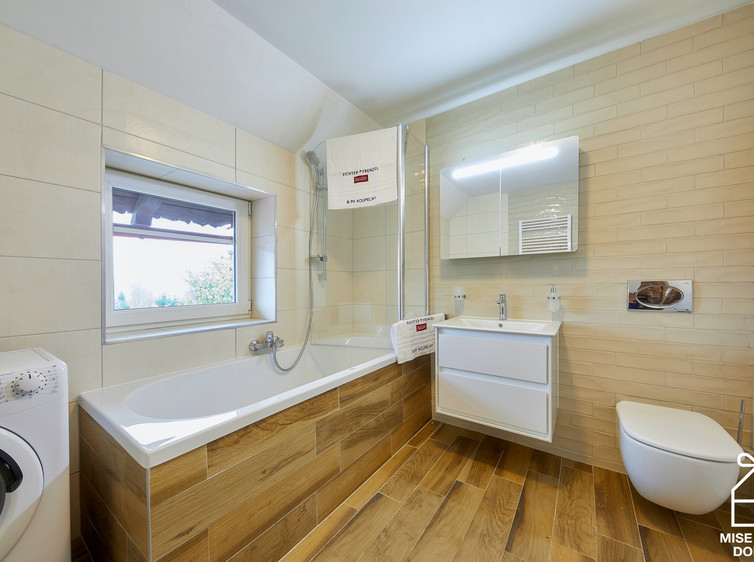 RAKO | Koupelna s obklady s plastickým povrchem a obklady v designu lícové cihly v béžové barvě a v kombinaci s designem dřeva.
