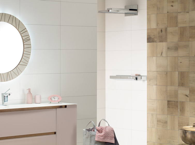 RAKO | Koupelna z bílých obkladů a dlaždic v béžové barvě s imitací dřeva.