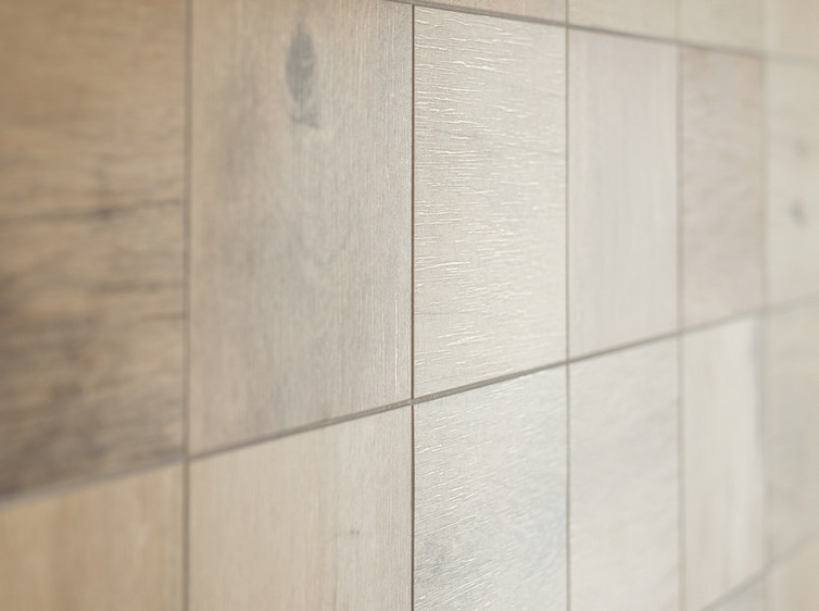 RAKO | Detail dlažby s imitací dřeva v hnědé barvě a malém formátu.