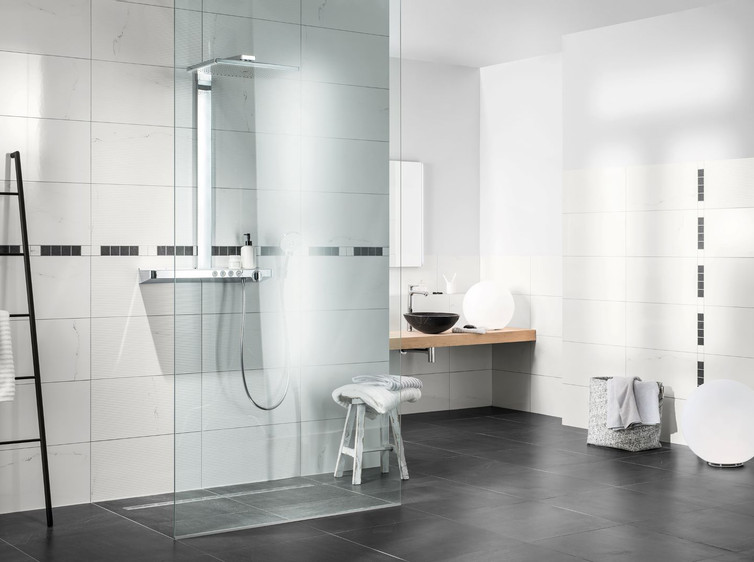 RAKO | Koupelna s imitací mramoru v bílé barvě.