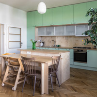 Byt s mentolovou kuchyní a žlutou koupelnou