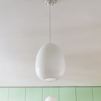 Byt s mentolovou kuchyní a žlutou koupelnou