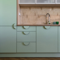 Byt s mentolovou kuchyní a žlutou koupelnou