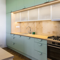 Byt s mentolovou kuchyní a žlutou koupelnou