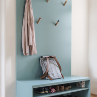 Byt s mentolovou kuchyní a žlutou koupelnou