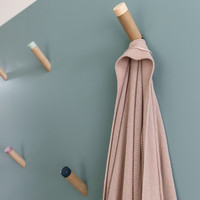 Byt s mentolovou kuchyní a žlutou koupelnou