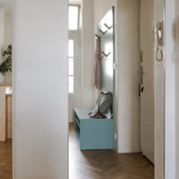 Byt s mentolovou kuchyní a žlutou koupelnou