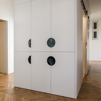 Byt s mentolovou kuchyní a žlutou koupelnou