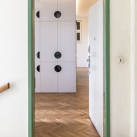 Byt s mentolovou kuchyní a žlutou koupelnou