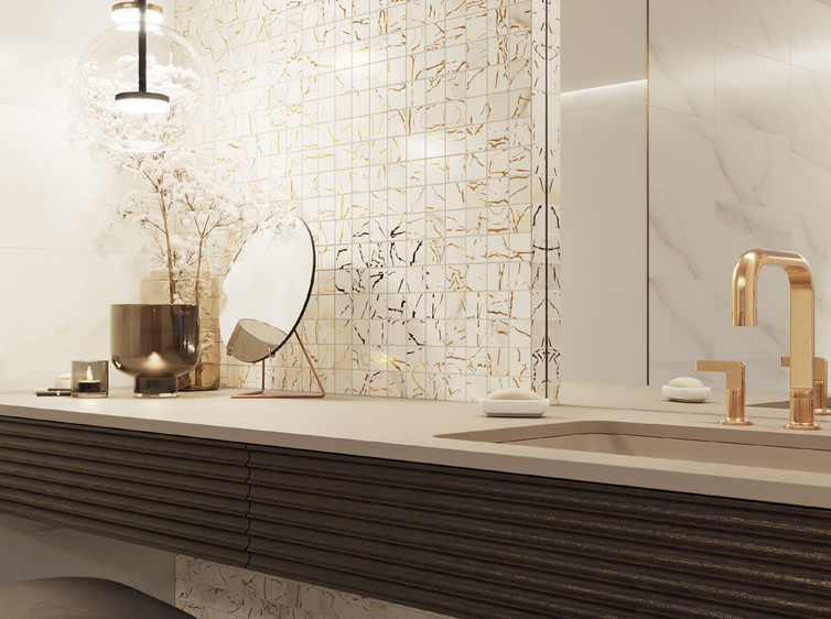 RAKO | Koupelna v bílých odstínech mramoru. Elegantní mozaika se zlatými žilkami.
