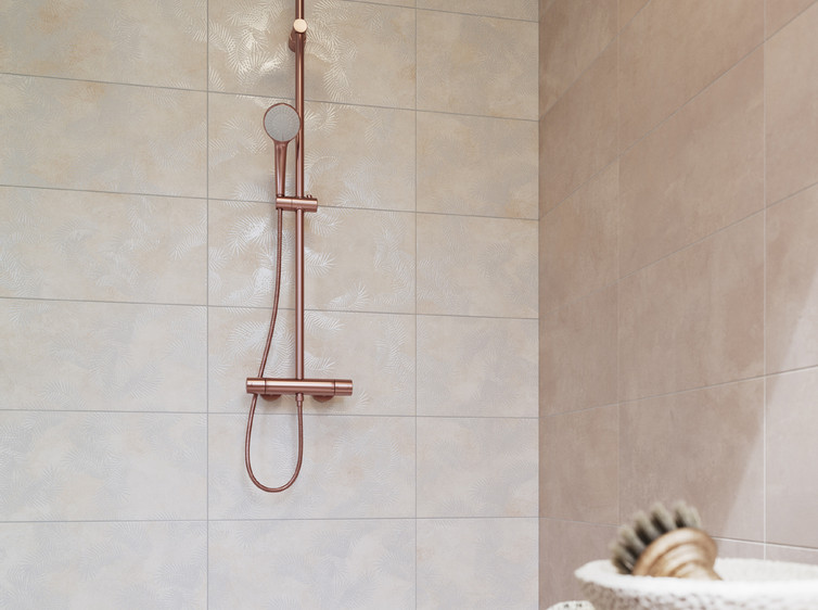 RAKO | Koupelna s imitací betonově stěrky a dekorací listů s třpytivým reliéfem.