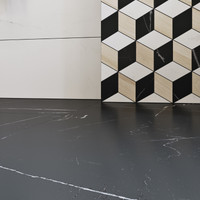 RAKO | Koupelna s designem černého mramoru se světlým žilkováním. Šestiúhelníková dekorace.