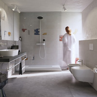 RAKO | Koupelna s barevným dekorem s imitací oprýskané omítky.