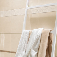 RAKO | Koupelna s imitací betonové stěrky v odstínu bílobéžové, slonové kosti a hnědošedé a s různými povrchovými úpravami.