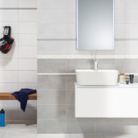 RAKO | Koupelna s kombinací formátů v bílé a šedé barvě s imitací betonové stěrky.