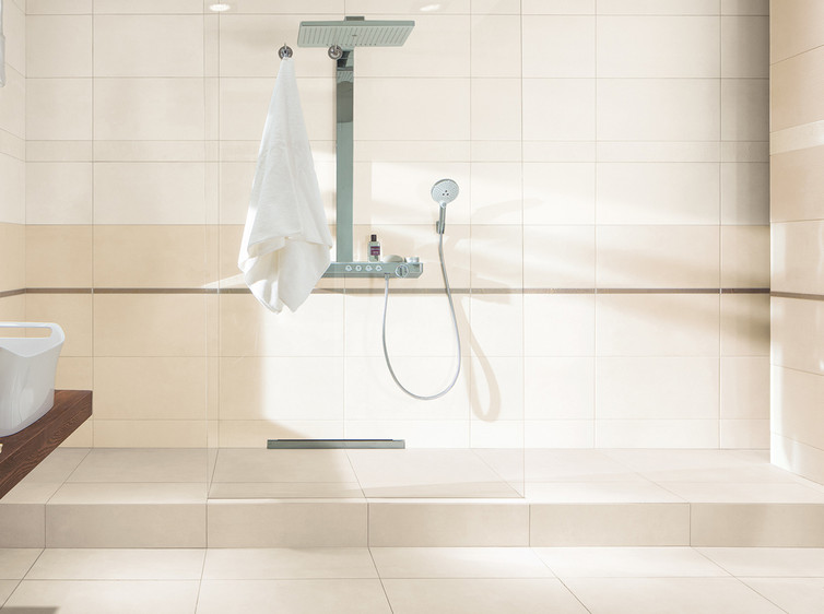 RAKO | Koupelna s imitací betonové stěrky v odstínu bílobéžové, slonové kosti a hnědošedé.