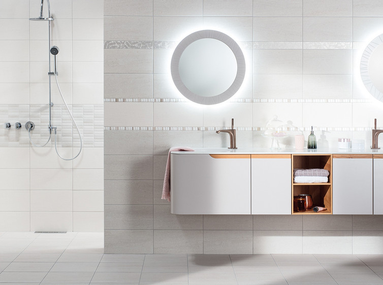 RAKO | Koupelna v kombinaci světle šedé a šedé v imitaci pískovce. Doplněno několika dekory.
