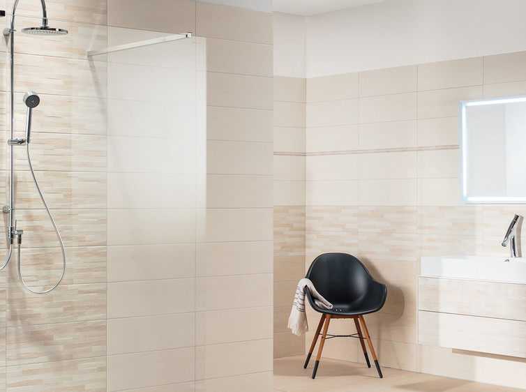 RAKO | Koupelna v kombinaci světle béžové a béžové barvy s imitací pískovce. Doplněno o dekorované obklady.