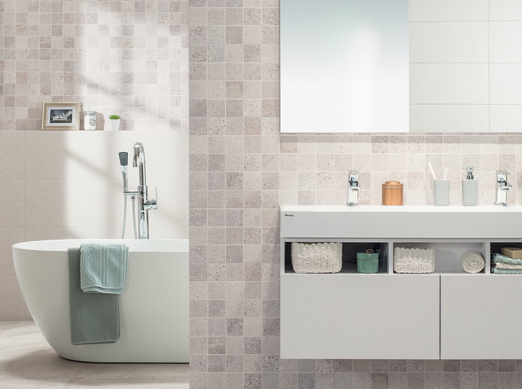 RAKO | Koupelna, jejíž předností je dekor s prvky falešné mozaiky s imitací teraco v šedé barvě.