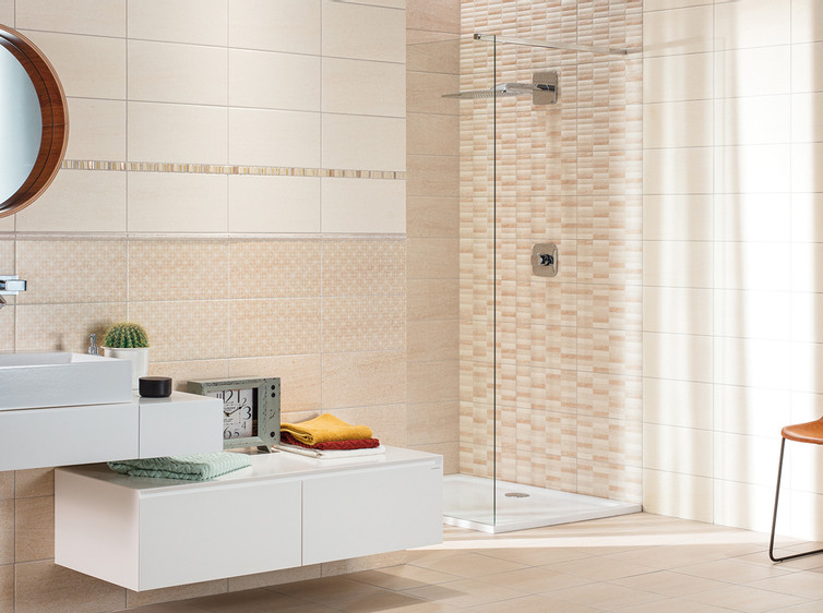 RAKO | Koupelna v kombinaci světle béžové a béžové barvy s imitací pískovce. Doplněno o několik dekorovaných obkladů.
