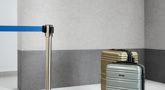 RAKO | Letištní prostory vytvořené na zemi z dlažby ve světle šedé barvě a na zdi v kombinaci obkladů ve světle šedé a černé barvě s imitací granitu.