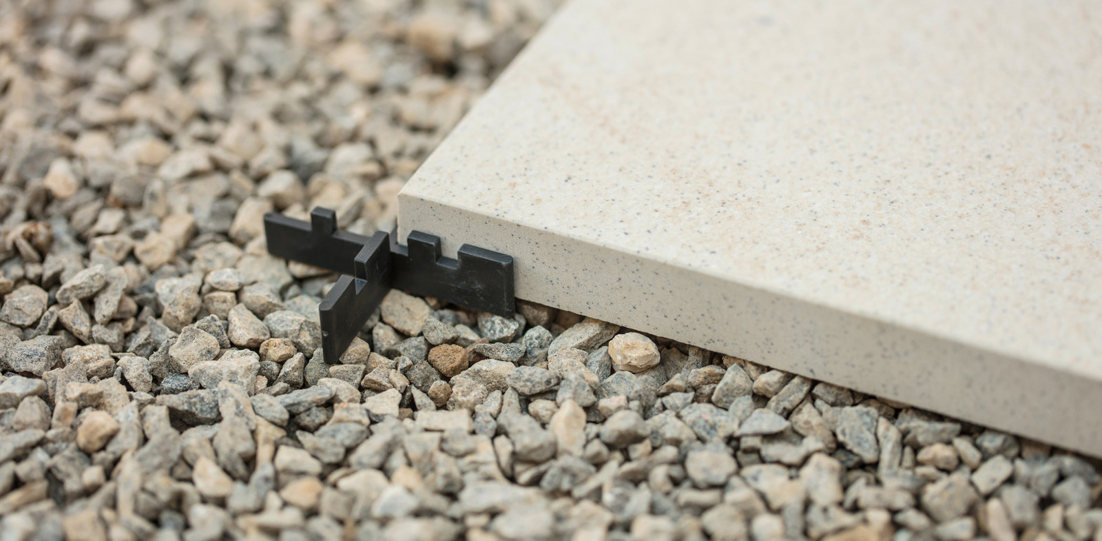 Pokládka dlaždic do štěrku