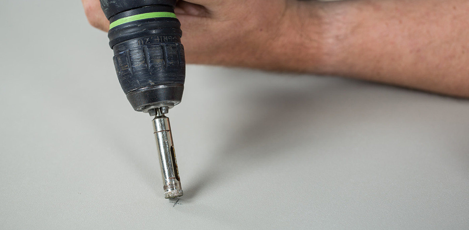 Vykružování do slinuté dlaždice s glazurou s použitím ruční vrtačky