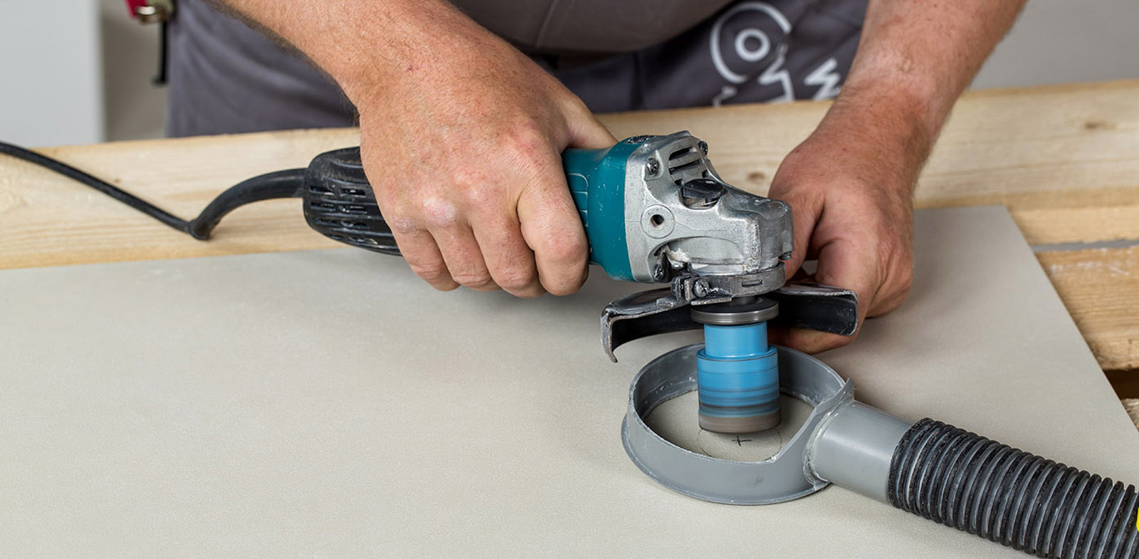 Vykružování do slinuté dlaždice hladké s glazurou s použitím úhlové brusky