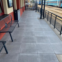 Nástupiště železniční stanice v Písku oživila venkovní dlažba Rebel Outdoor ve formátu 60x60 cm s tloušťkou 2 cm.