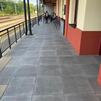 Nástupiště železniční stanice v Písku oživila venkovní dlažba Rebel Outdoor ve formátu 60x60 cm s tloušťkou 2 cm.