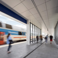 Keramikfliesen verleihen den Wänden von zwei Bahnhofs-Unterführungen in Prag- Radotín Stil und Eleganz